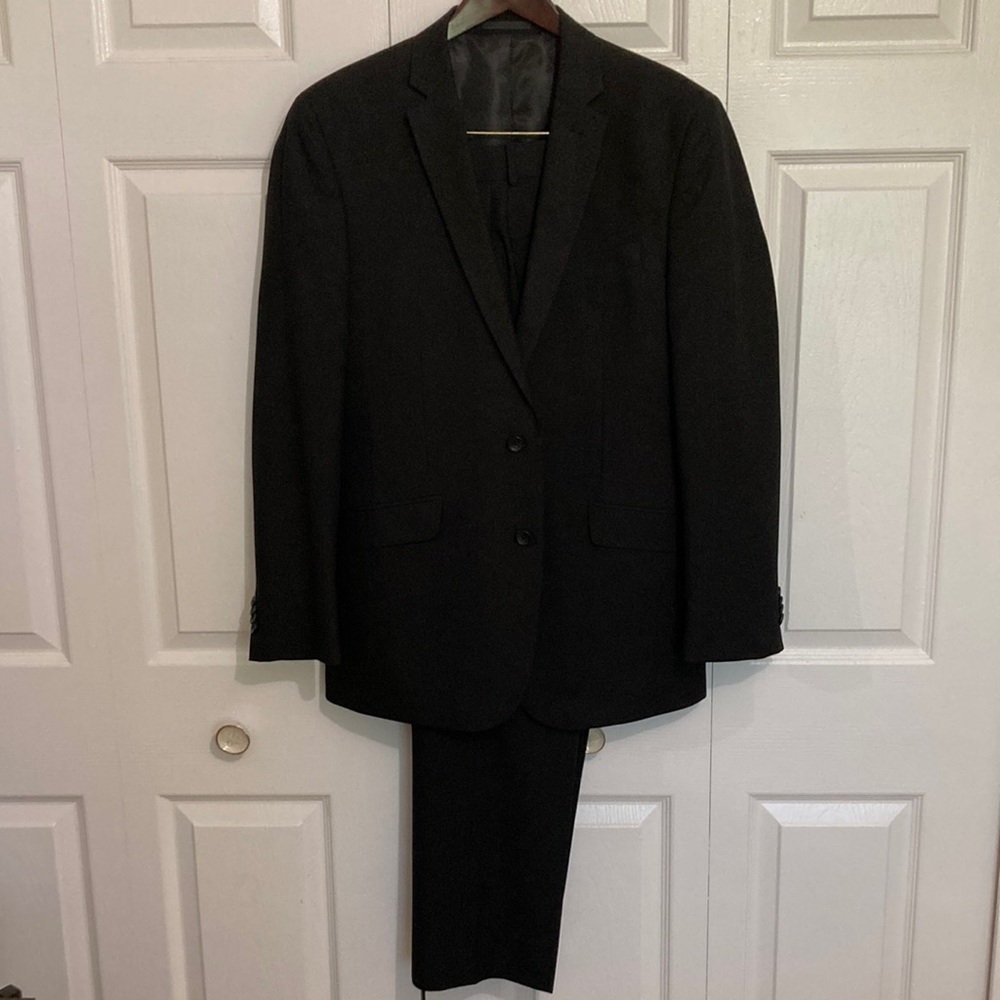 Kenneth Cole Reaction Black suit. 40 regular. Perfect condition
